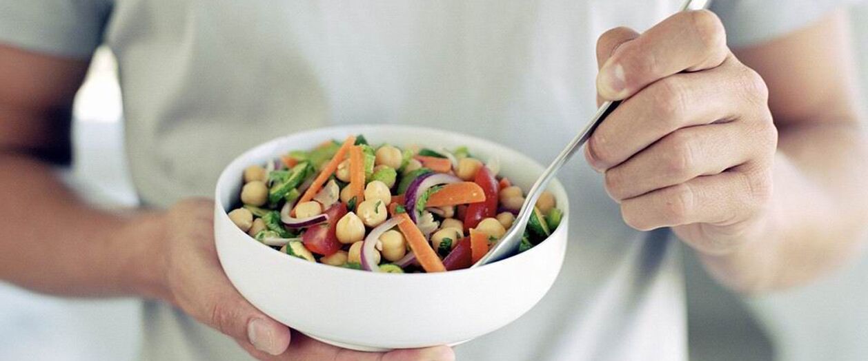 Un homme mange des aliments bons pour la puissance