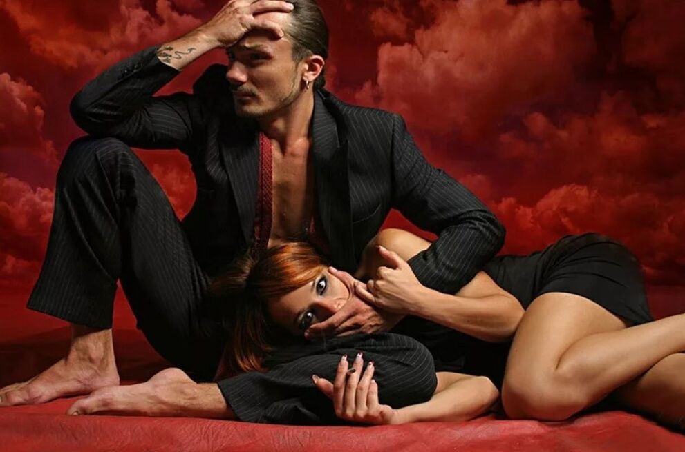 Une femme essaie de persuader un homme de masser le point G